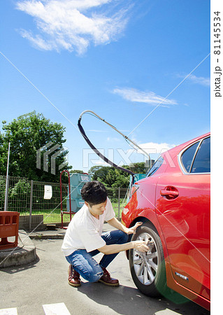 赤い車を洗車する男性 81145534