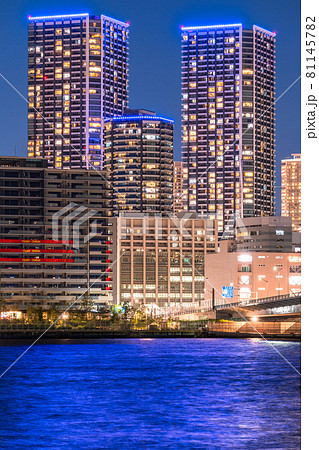 《東京都》東京ベイエリア・晴海エリアのタワーマンション夜景 《東京都》東京ベイエリア・晴海エリアのタワーマンション夜景 81145782