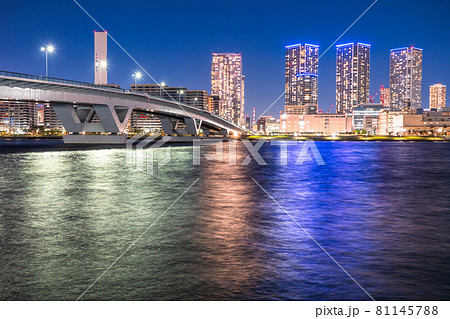 《東京都》東京ベイエリア・晴海エリアのタワーマンション夜景 《東京都》東京ベイエリア・晴海エリアのタワーマンション夜景 81145788