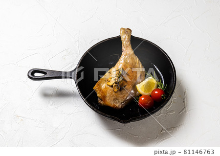 鴨のコンフィ　French cuisine (confit) 81146763