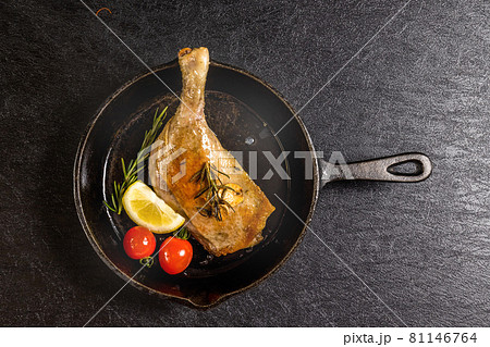 鴨のコンフィ　French cuisine (confit) 81146764