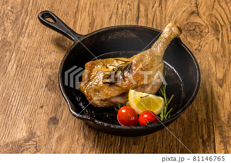 鴨のコンフィ　French cuisine (confit) 81146765