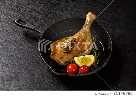 鴨のコンフィ　French cuisine (confit) 81146766