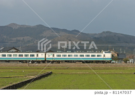 北陸本線 石動-福岡 JR東日本 485系 T17編成 ⑥ クハ481-332(新潟) 山側 北陸本線 石動-福岡 JR東日本 485系 T17編成 ⑥ クハ481-332(新潟) 山側 81147037