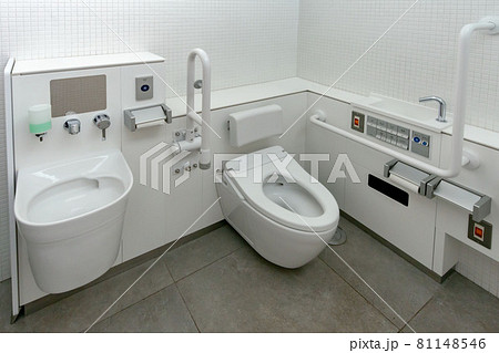 東京の公園内の多機能トイレ 81148546