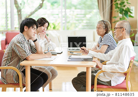 口論をする若夫婦と老夫婦 口論をする若夫婦と老夫婦 81148635