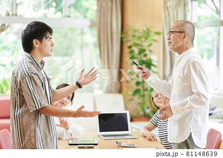 口論をする若夫婦と老夫婦 81148639
