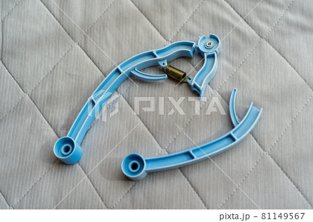 割れた布団ばさみ 81149567