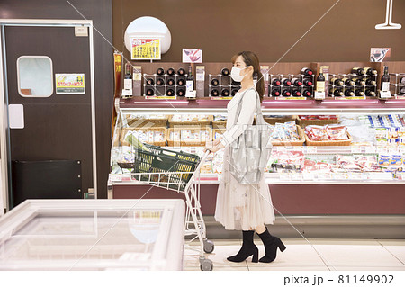 スーパーで買い物をするマスク姿の女性買い物客 81149902