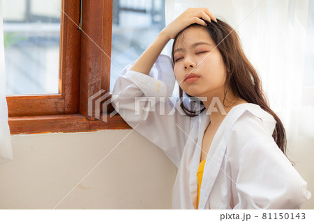 Happpy beautiful woman opening window curtains mornning wake up Happpy beautiful woman opening window curtains mornning wake up 81150143