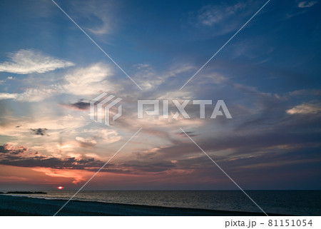 ヒスイ海岸（宮崎・境海岸）から望む夕日 81151054