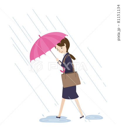 豪雨の中で傘を差して歩く女性社員 豪雨の中で傘を差して歩く女性社員 81151134