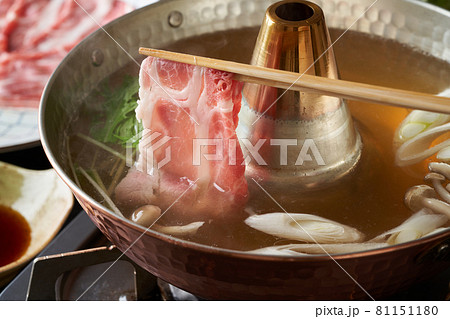 黒豚肩ローススライス肉を湯にくぐらせる 81151180