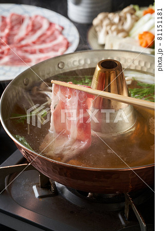 黒豚肩ローススライス肉を湯にくぐらせる 黒豚肩ローススライス肉を湯にくぐらせる 81151181