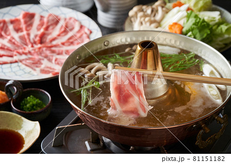 黒豚肩ローススライス肉を湯にくぐらせる 81151182