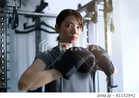 パーソナルジムでトレーニング　女性 81152942