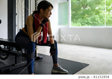 パーソナルジムでトレーニング　女性 81152958