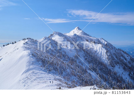 冬の群馬県利根郡 武尊山と剣ヶ峰山の中間地点から南西側の剣ヶ峰山方面を見る 冬の群馬県利根郡 武尊山と剣ヶ峰山の中間地点から南西側の剣ヶ峰山方面を見る 81153643