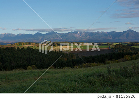 秋の大地と山並み 十勝岳連峰 秋の大地と山並み 十勝岳連峰 81155820