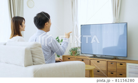 家でテレビを見る夫婦・カップル 81156280