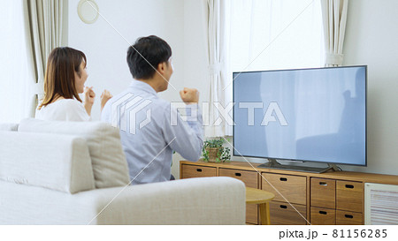 家でテレビを見る夫婦・カップル 81156285