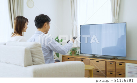 家でテレビを見る夫婦・カップル 81156291