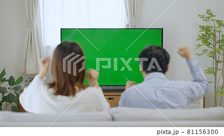 家でテレビを見る夫婦・カップル（クロマキー） 81156300