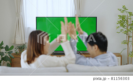 家でテレビを見る夫婦・カップル（クロマキー） 81156303
