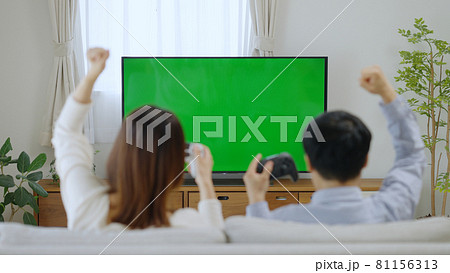家でテレビゲームをする夫婦・カップル（クロマキー） 81156313