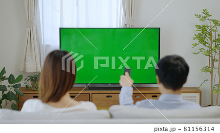 家でテレビを見る夫婦・カップル（クロマキー） 81156314