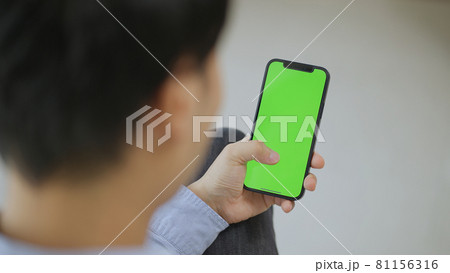 スマホを見るミドル男性（クロマキー） 81156316