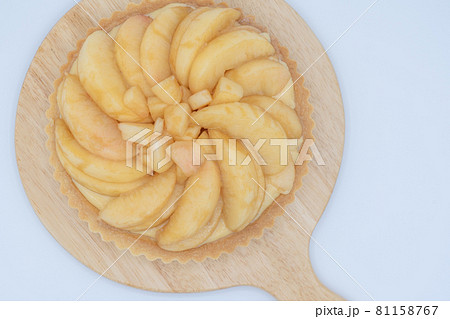 飛騨桃　白背景　桃タルト 81158767