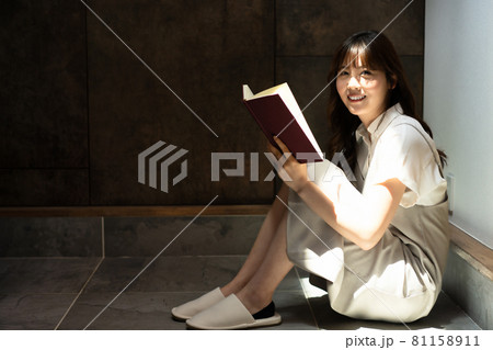 日差しがさしこむ部屋で読書をする女性 日差しがさしこむ部屋で読書をする女性 81158911
