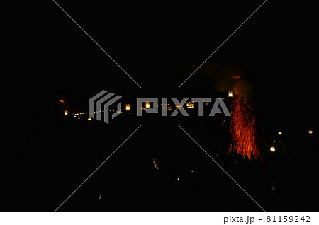 闇に爆ぜる炎(東大寺・二月堂 お水取り/奈良県奈良市雑司町) 闇に爆ぜる炎(東大寺・二月堂 お水取り/奈良県奈良市雑司町) 81159242