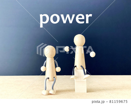 高さの違う箱に座る2体の人形_power文字入り 81159675