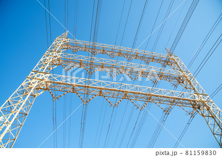 高圧電線と鉄塔と青空 高圧電線と鉄塔と青空 81159830