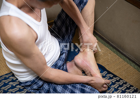 シニア男性　足の裏 81160121