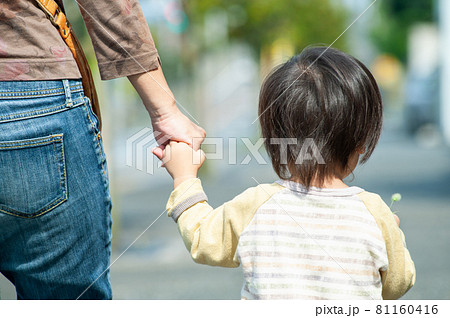 母親と手を繋いで歩く男の子の後ろ姿 81160416