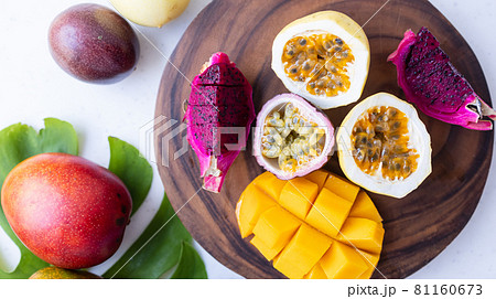 いろいろな種類の南国フルーツ 81160673