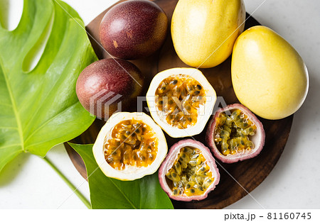 食べ頃のパッションフルーツ 81160745