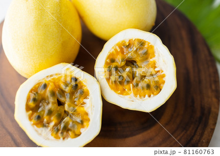 食べ頃のイエローパッションフルーツ 81160763