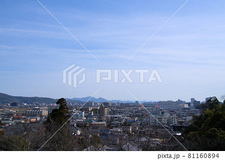 法界院から見た早春の晴れた空と岡山市の街並み　岡山県岡山市北区 81160894