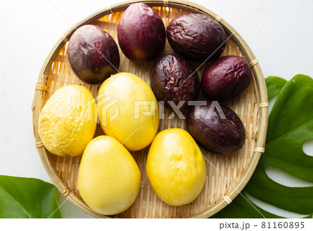 食べ頃のパッションフルーツ 81160895