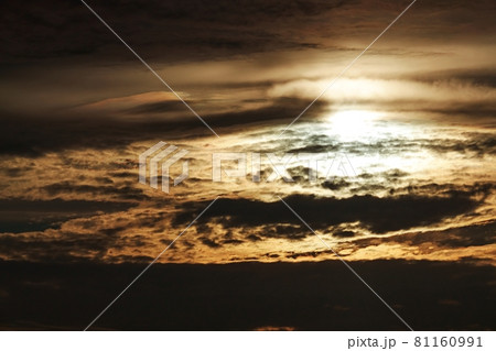 夕日と雲・望遠 81160991