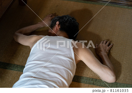 シニア男性　寝る　うつ伏せ 81161035