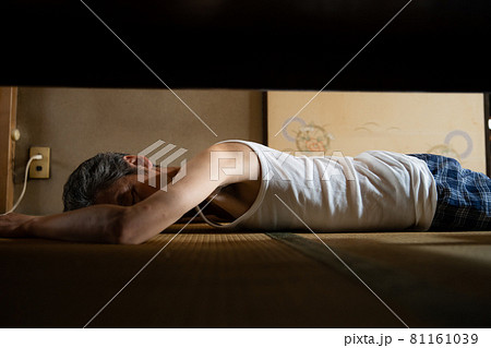 シニア男性　寝る　うつ伏せ 81161039