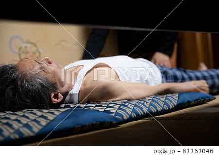 シニア男性　寝る　仰向け 81161046