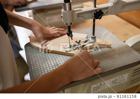 木工作りを楽しむ小学生男子の手元 木工作りを楽しむ小学生男子の手元 81161158