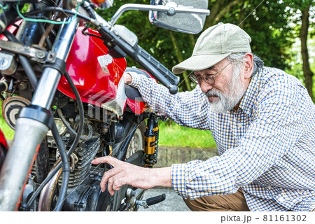 バイクライフ　バイクを整備するシニアライダー 81161302