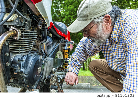 バイクライフ　バイクを整備するシニアライダー 81161303